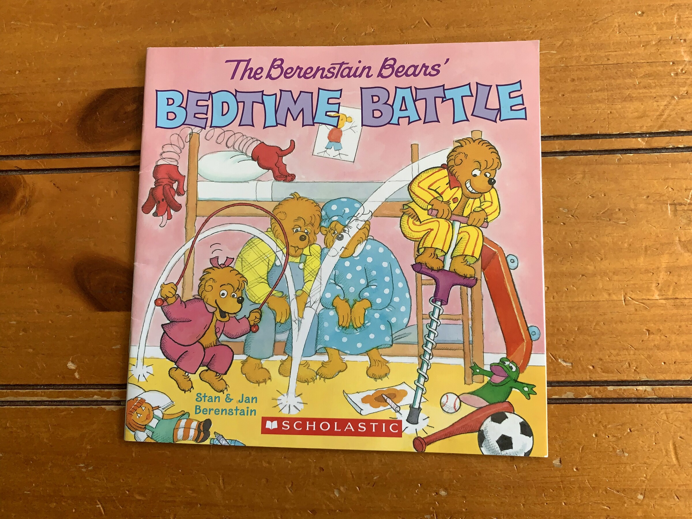 The cover of The Berenstain Bears' Bedtime Battle