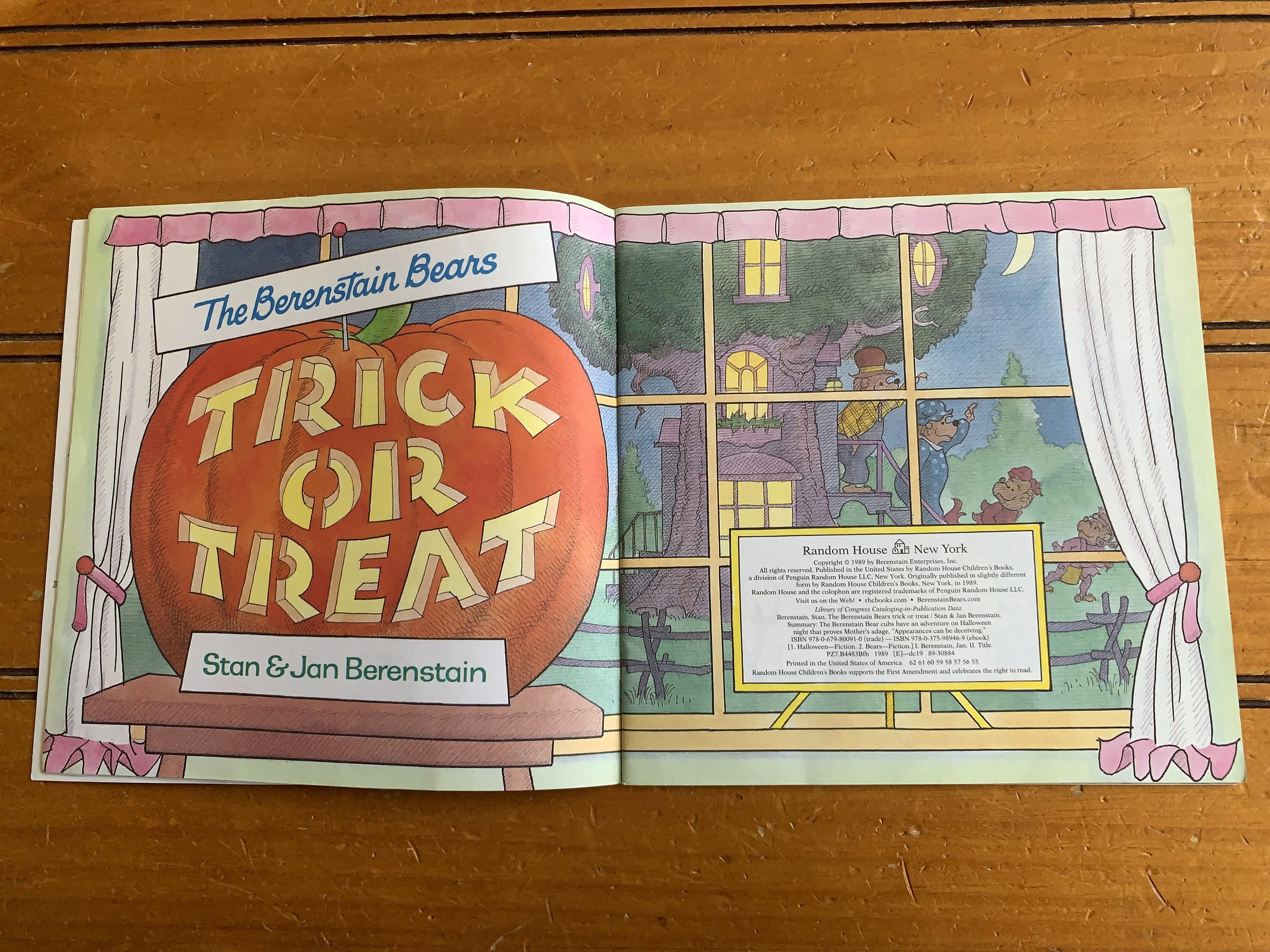 The Berenstain Bears Trick or Treat — the title-page spread