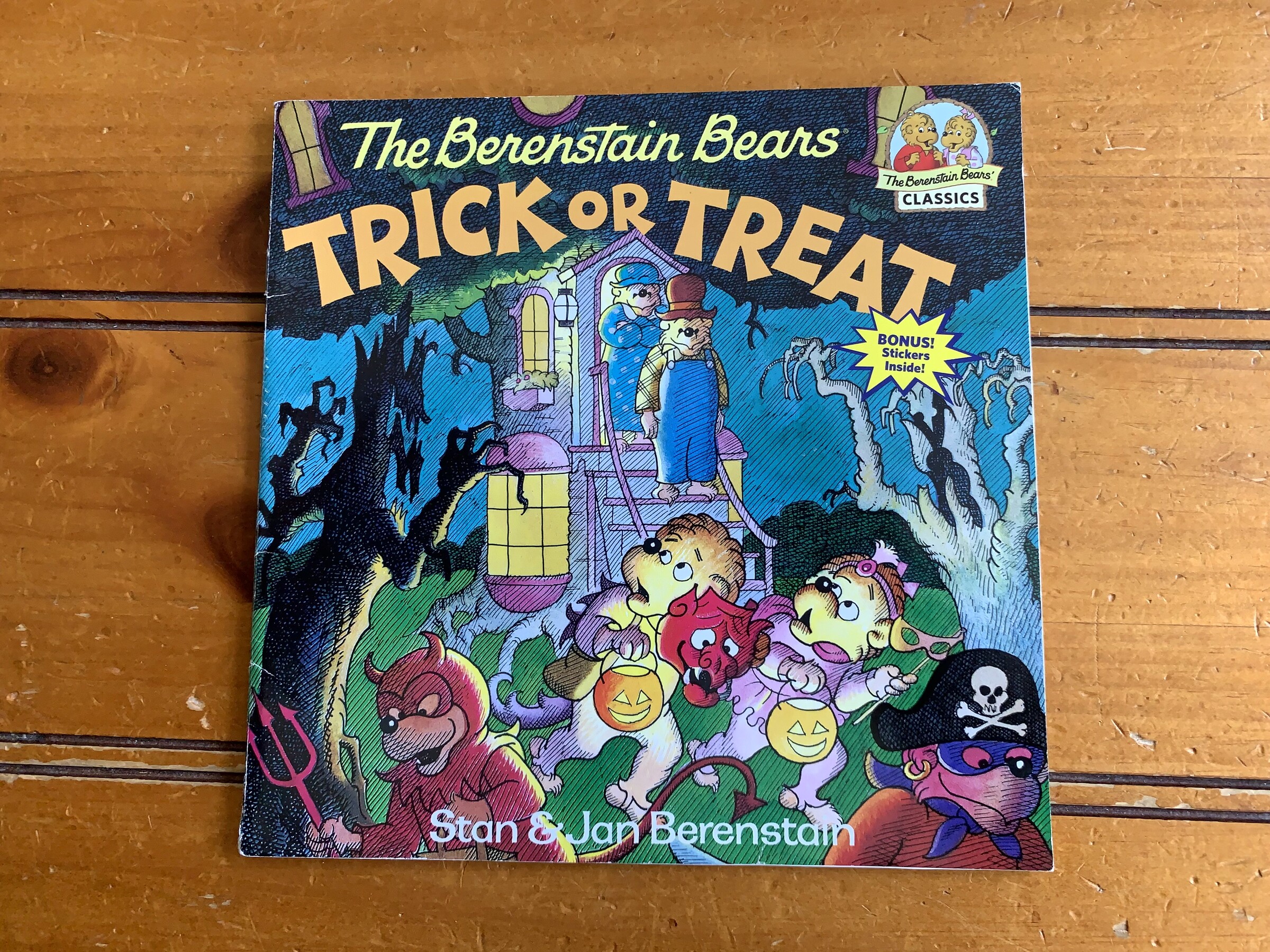 The cover of The Berenstain Bears Trick or Treat